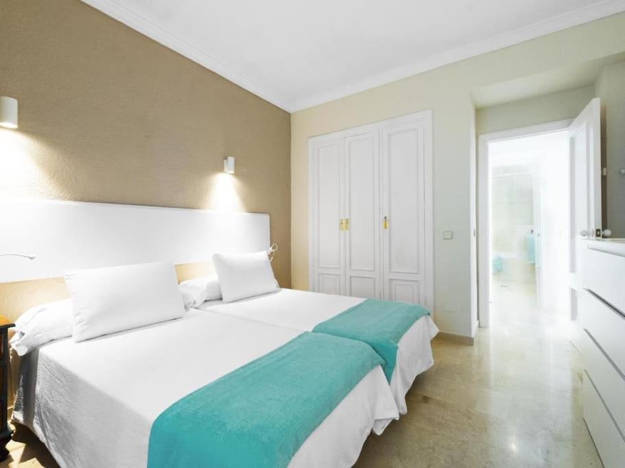 2 Bedroom Apartment, With Sea Views, In Puerto Banus Apartment Marbella