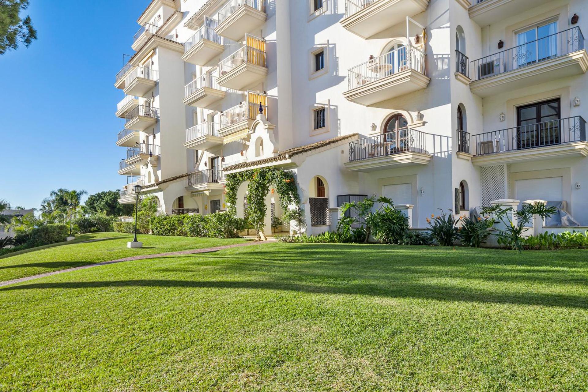 2 Bedroom Apartment, With Sea Views, In Puerto Banus * Marbella