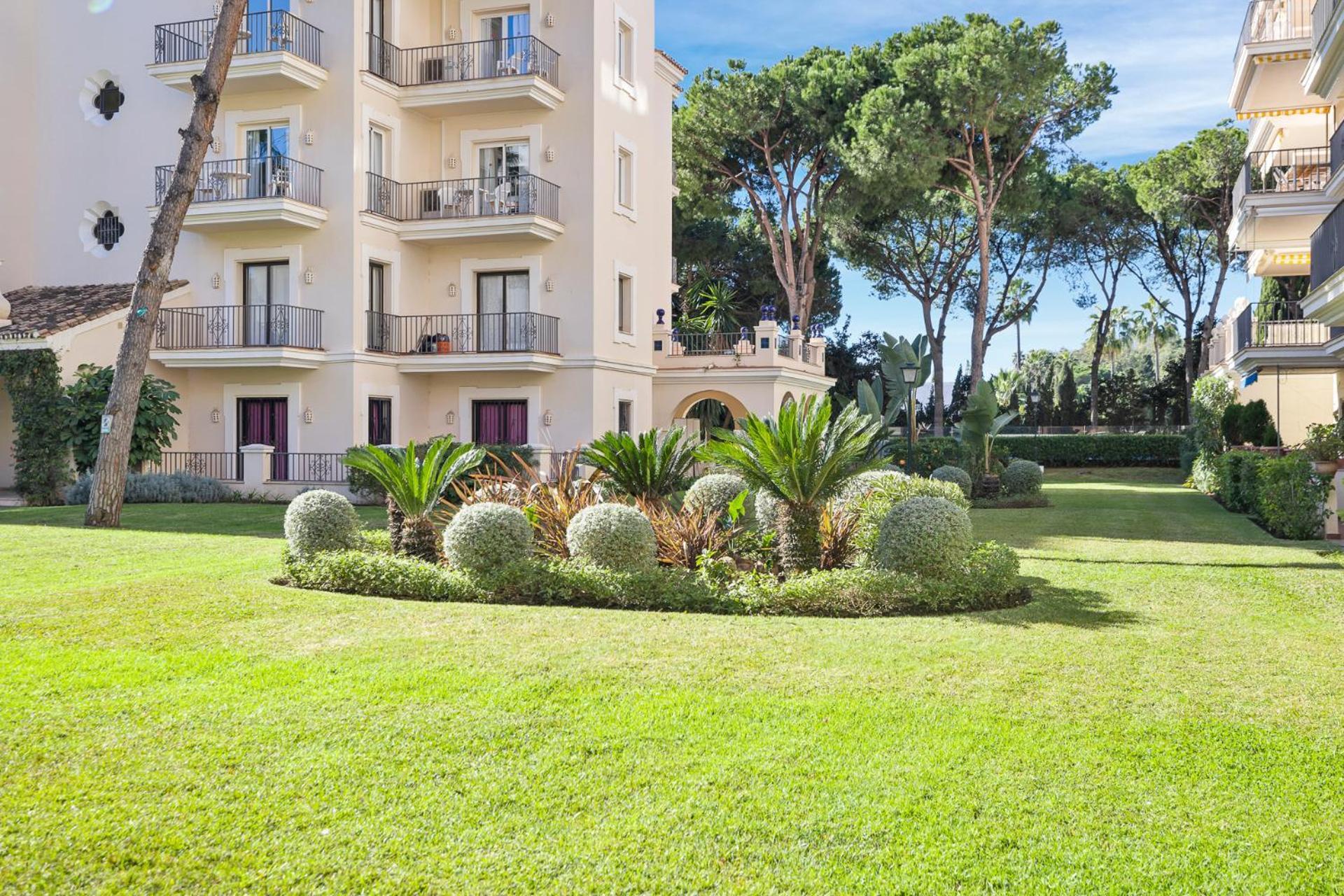 2 Bedroom Apartment, With Sea Views, In Puerto Banus Apartment *