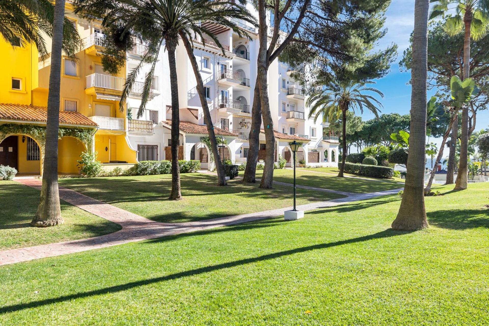 Apartment 2 Bedroom Apartment, With Sea Views, In Puerto Banus Marbella