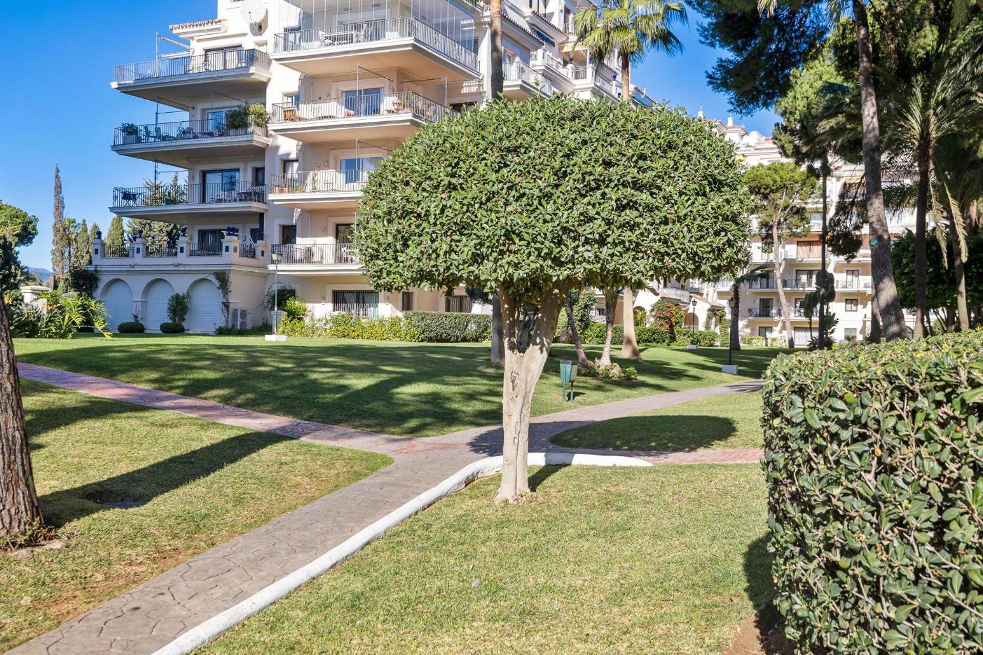 2 Bedroom Apartment, With Sea Views, In Puerto Banus * Marbella